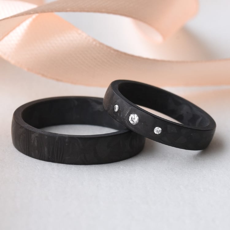 Snubní karbonové prsteny se třemi diamanty 77518