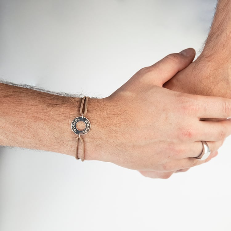 Stříbrný pánský šňůrkový náramek s gravírem souřadnic Conan 113181