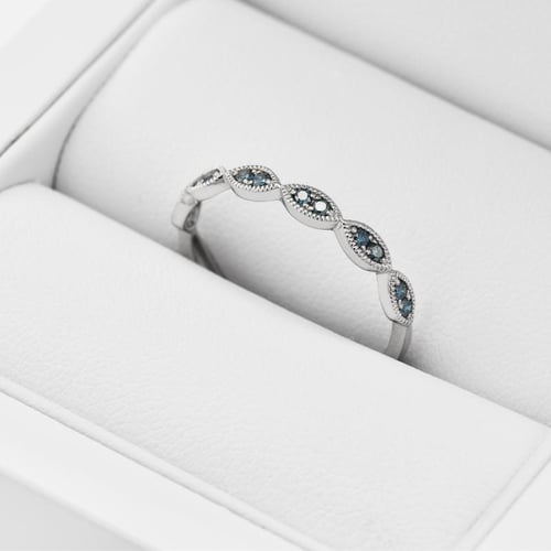 Něžný eternity prsten ze zlata s modrými diamanty Talita