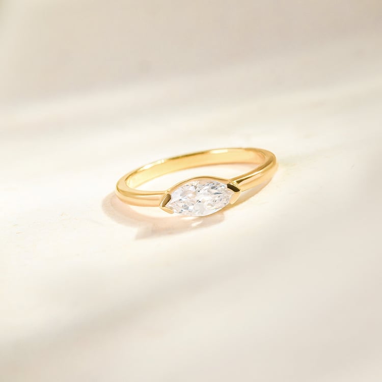 Zlatý prsten s half-bezel marquise diamantem Berenike 164312