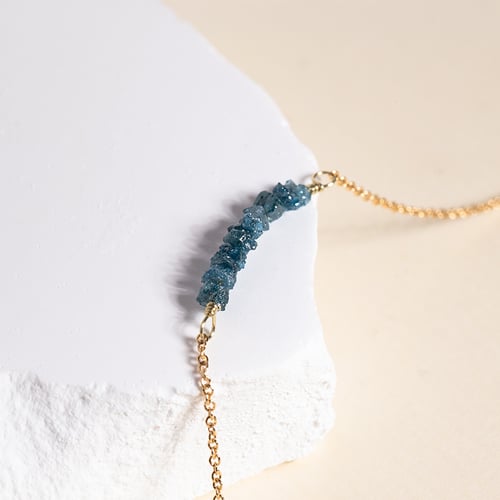 Zlatý choker s nebroušenými modrými diamanty Inaku