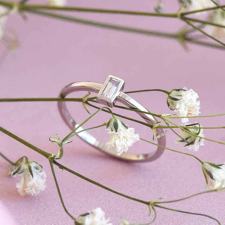 Minimalistický prsten s baguette safírem 78260