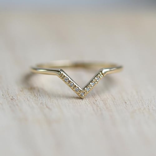 Zlatý vykrojený snubní prsten s diamanty Bebeha