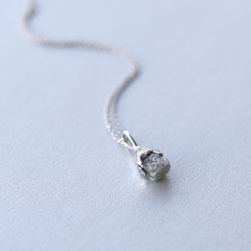 Zlatý přívěsek s nebroušeným diamantem Camryn