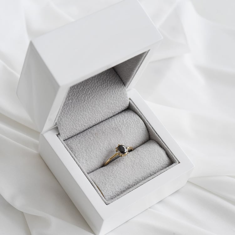 Prsten s černým diamantem 91096