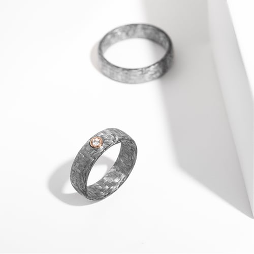 Mírně zaoblené snubní prsteny z karbonu s diamantem Cortes