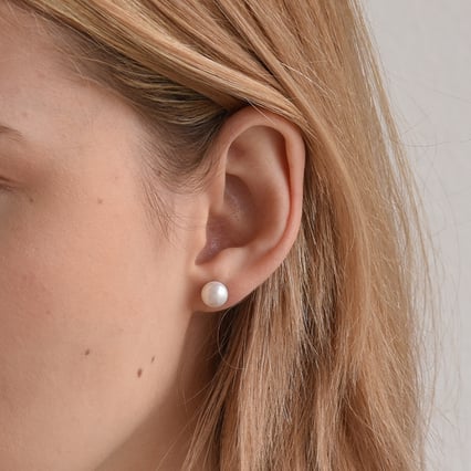 Jemné stříbrné náušnice s bílými perlami Itzel