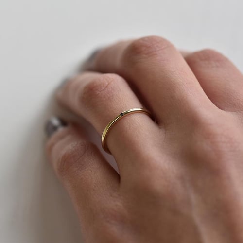 Zlaté minimalistické snubní prsteny s černým diamantem Alays