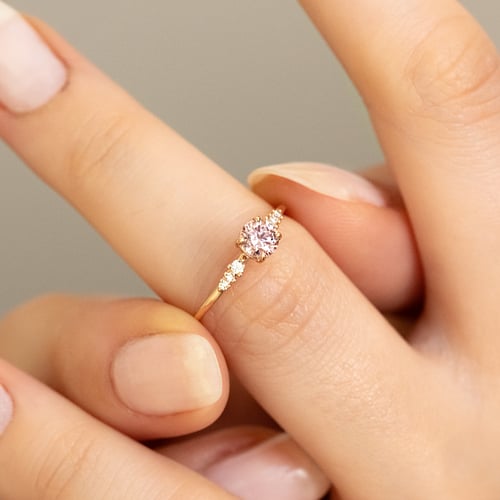 Zásnubní prsten s certifikovaným fancy pink lab-grown diamantem Amity
