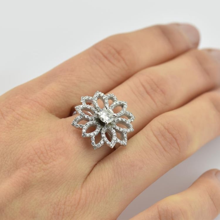 Oslnivý diamantový prsten ve tvaru květu Coby 15423