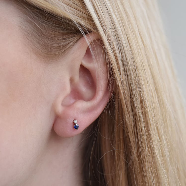 Minimalistické náušnice se safíry a diamanty 90432