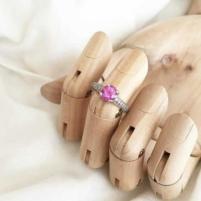 Stříbrný prsten s růžovým safírem