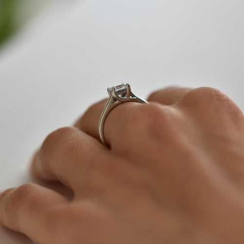 Zlatý zásnubní prsten s čtvercovým diamantem Tamalika
