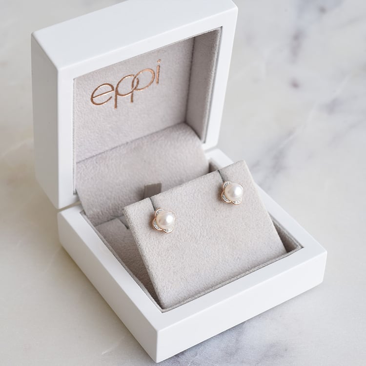 Perlové náušnice ve tvaru kytiček 86790