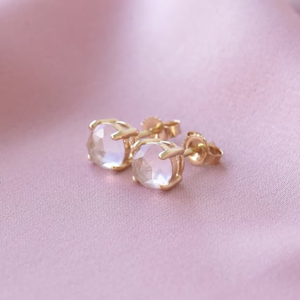 Jemné zlaté náušnice s růženíny Bernice