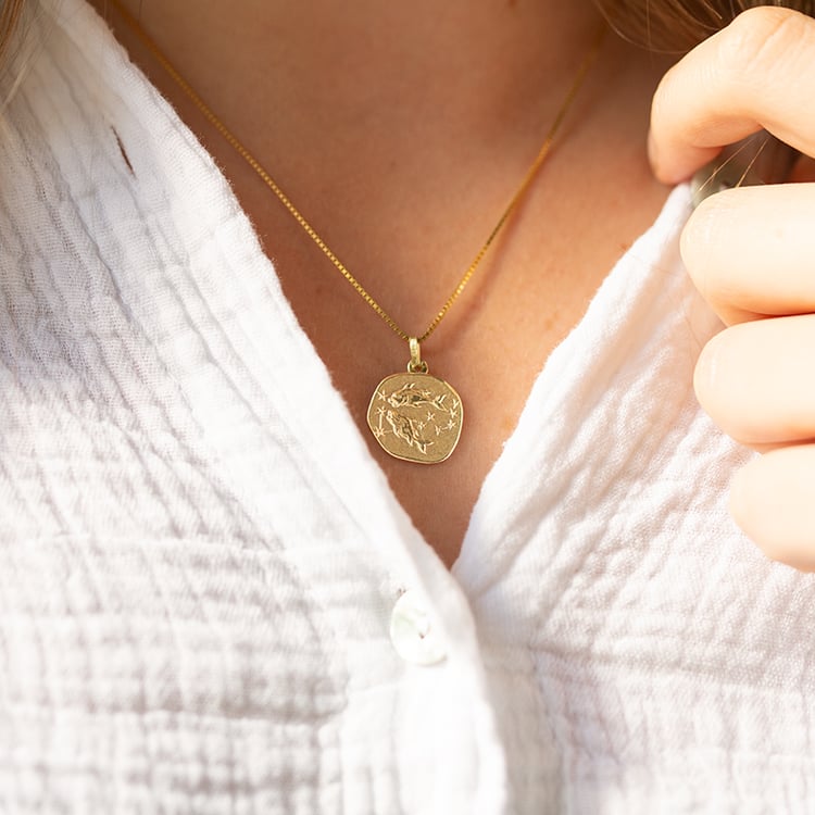 Zlatý přívěsek se symboly znamení zvěrokruhu 145597