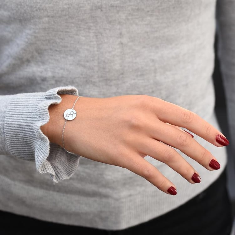 Náramek se znamením a granátem Kozoroh z bílého zlata 47686