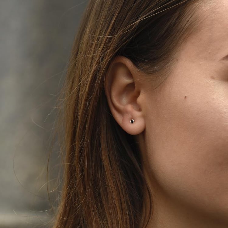 Stříbrné minimalistické bezel náušnice s černými diamanty Tofine 102900