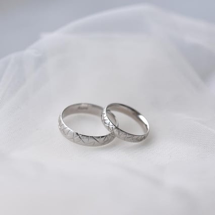 Snubní prsteny ze zlata s rýhami Atani