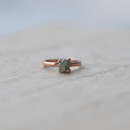 Zlatý prsten s nebroušeným diamantem Nemy