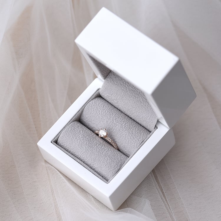 Zlatý diamantový prsten 62115