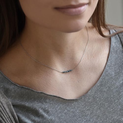 Zlatý choker s nebroušenými modrými diamanty Inaku