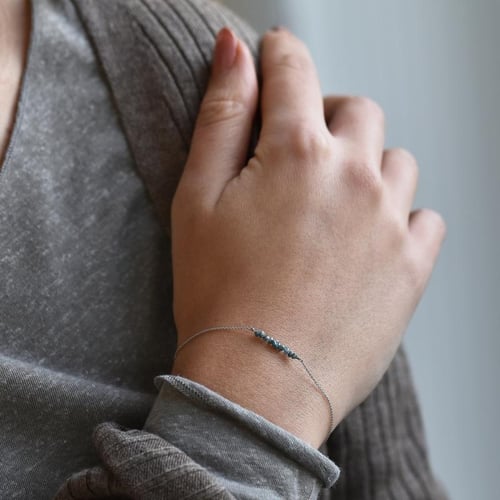 Zlatý náramek s modrými nebroušenými diamanty Wiul
