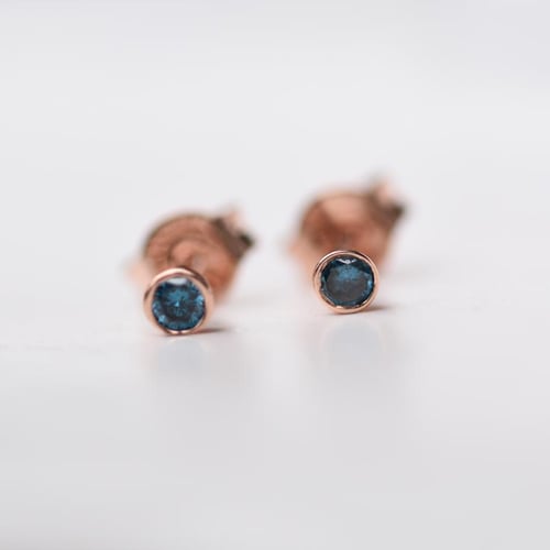 Minimalistické bezel náušnice s modrými diamanty Tofine
