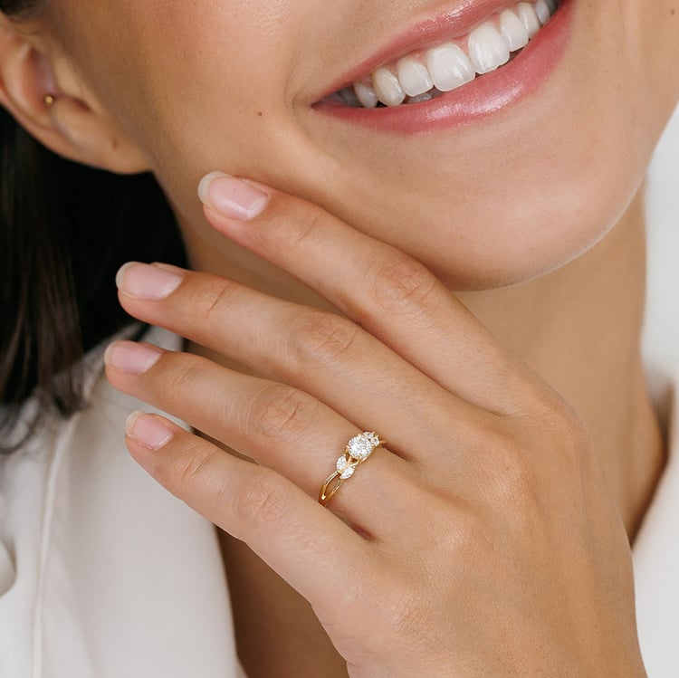 Stříbrný zásnubní prsten s moissanity Halym 165988