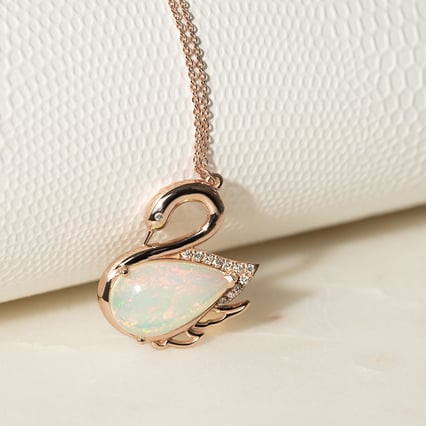 Opálový přívěsek z růžového zlata ve tvaru labutě Cisne
