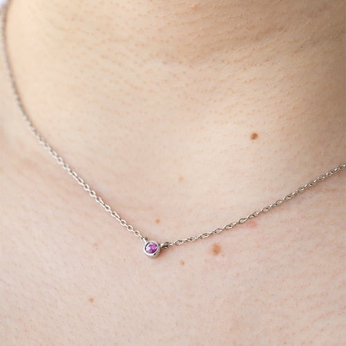 Stříbrný minimalistický náhrdelník s růžovým safírem Glosie
