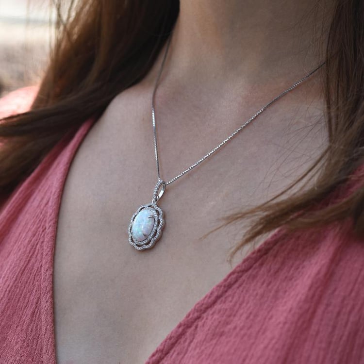 Stříbrný květ s opálem v náhrdelníku Gloria 5328