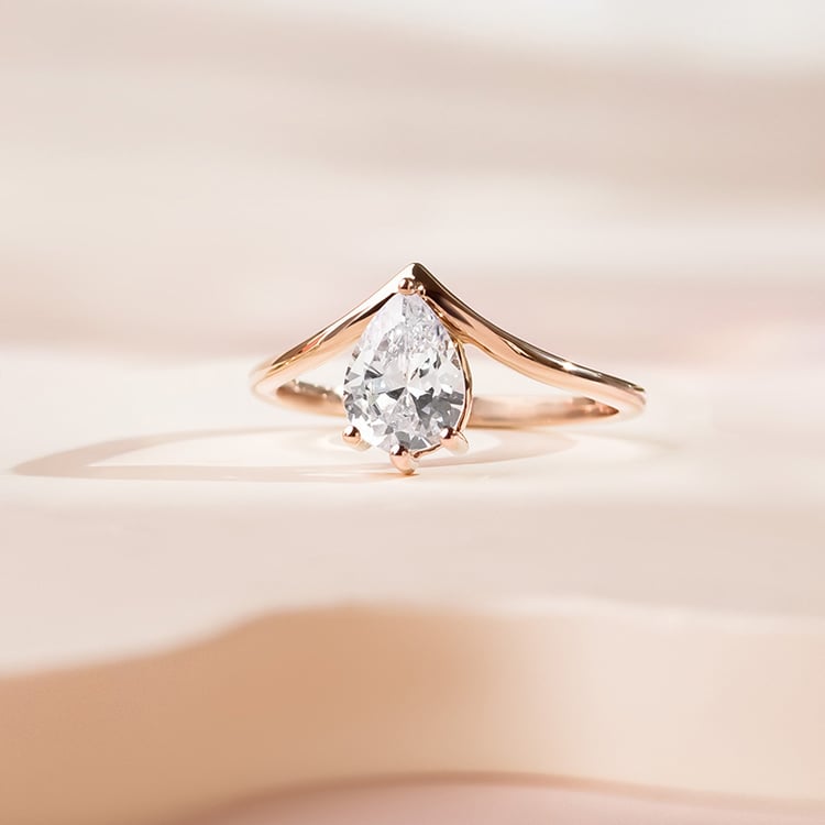 Zásnubní prsten s pear moissanitem 154867