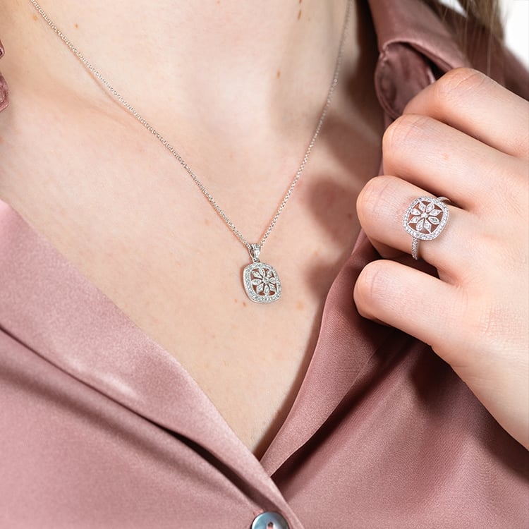 Přívěsek s diamantovým květem Alexisa 152268