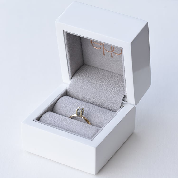 Prsten se surovým diamantem v tmavě šedé barvě 74370