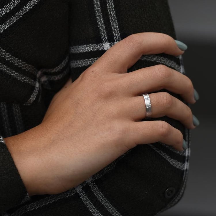 Netradiční dámský prsten s diamanty 76576