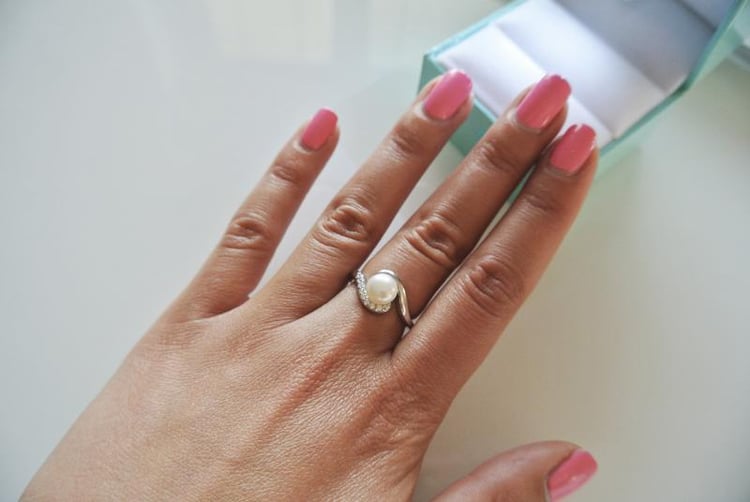 Prstýnek ze stříbra s kulatou perlou 5578