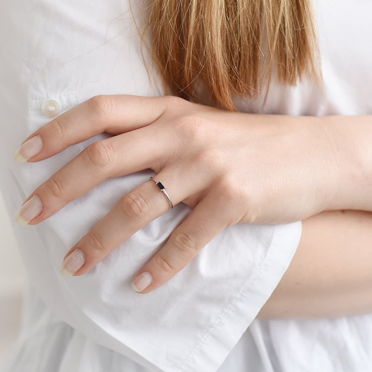 Prsten v minimalistickém designu 90380