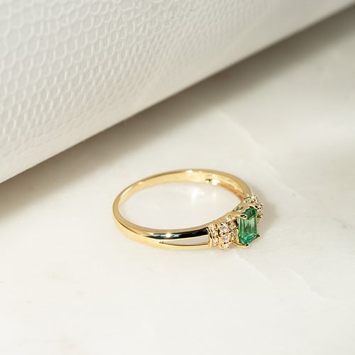 Zlatý prsten s emerald smaragdem a diamanty Mellan