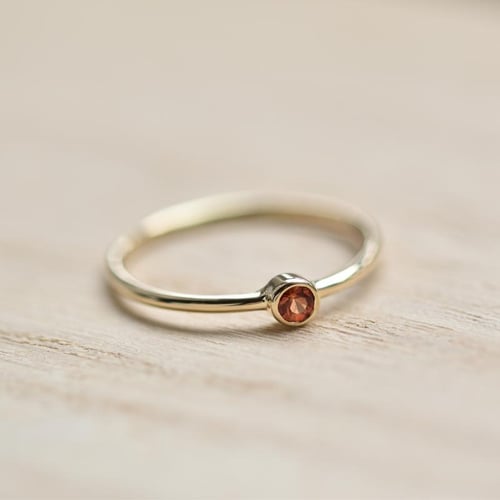 Zlatý minimalistický prsten s padparadscha safírem Emilien