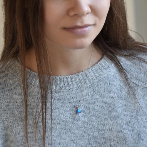 Přívěsek s modrým round opálem a diamantem Emolyna