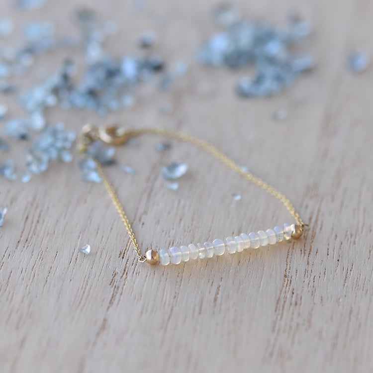 Náramek s opálovými korálky 61679