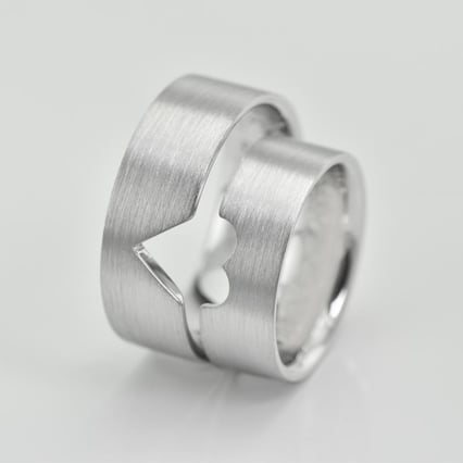 Zlaté snubní prsteny s výřezem srdce Balew