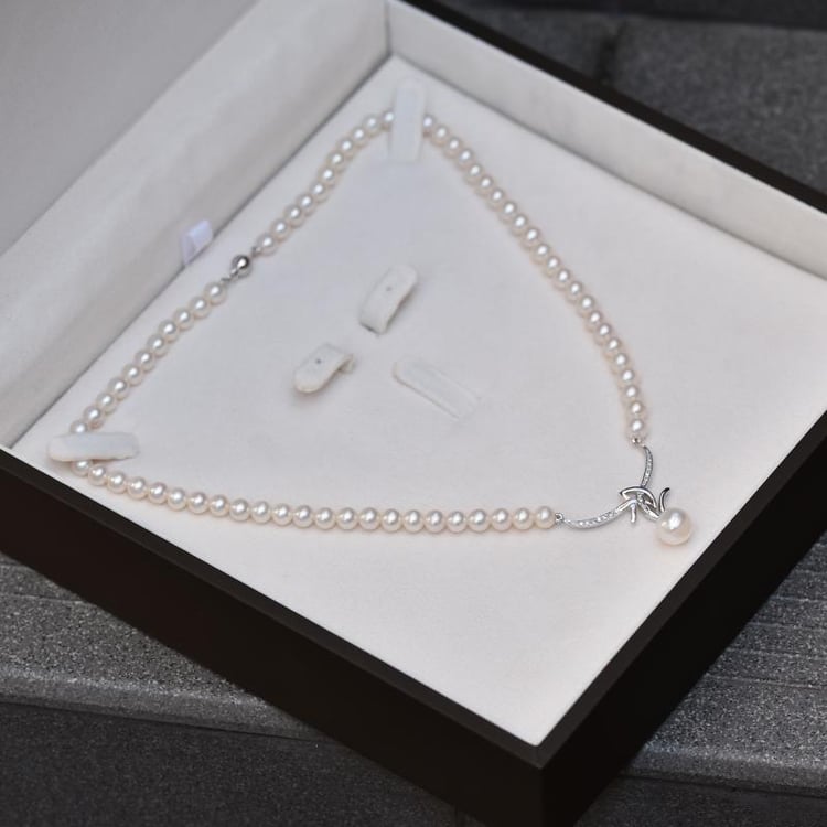 Diamantový přívěsek s perlami 149