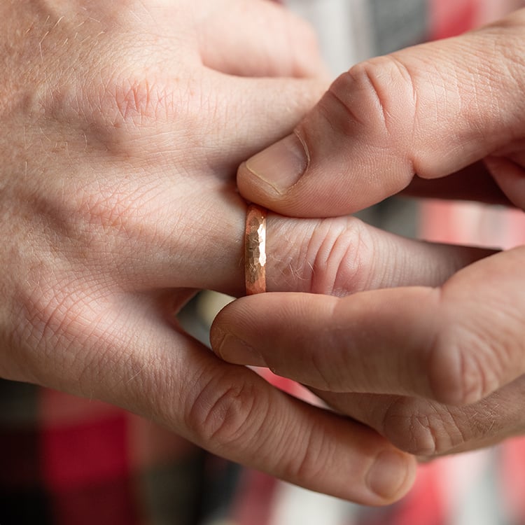 Matný tepaný pánský prsten z růžového zlata Zvezda 144126