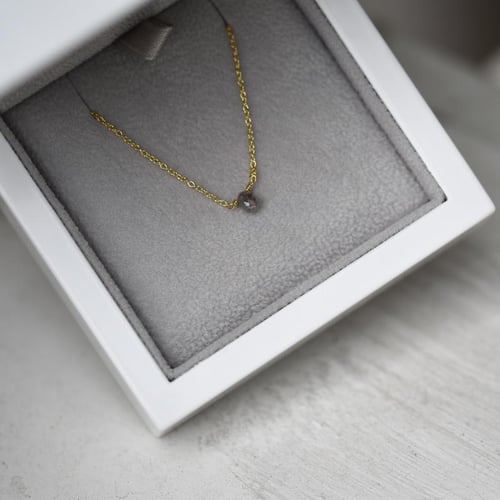 Zlatý náhrdelník s šedou diamantovou kapkou Vebrina