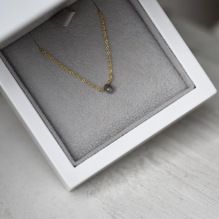 Zlatý náhrdelník s šedou diamantovou kapkou 46100