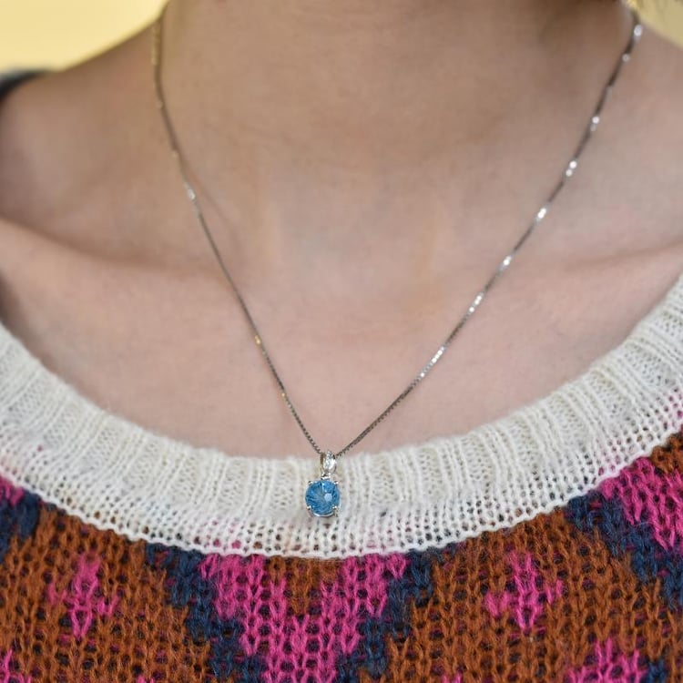 Náhrdelník s modrým topazem 18427