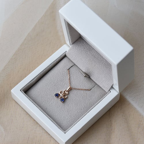 Přívěsek ve znamení Vah se safíry a diamanty Balanza