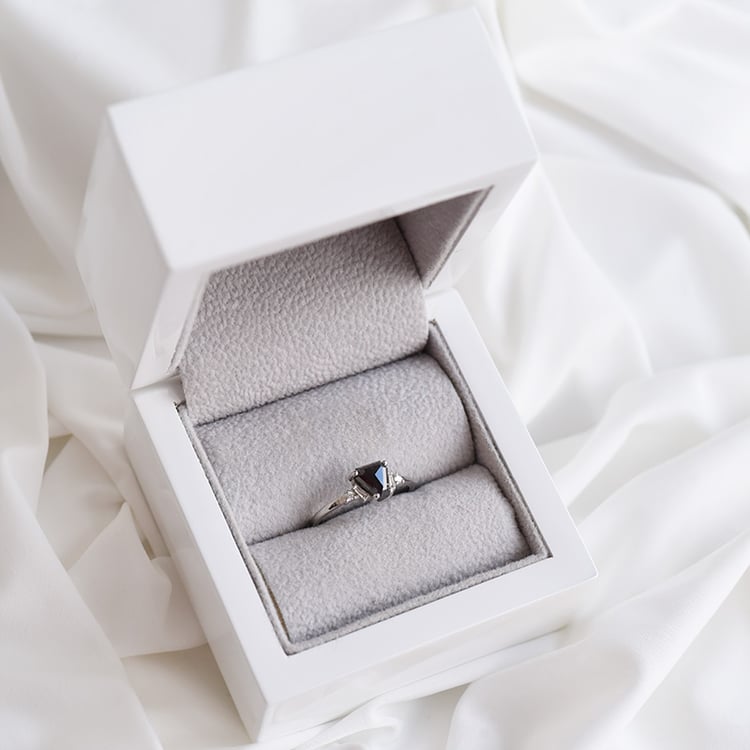 Zlatý zásnubní prsten 90250